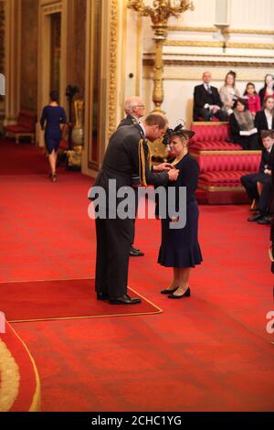 Mme Kerry Clancy-Horner, de Chelmsford, est constituée en MBE (membre de l'ordre de l'Empire britannique) par le duc de Cambridge au Palais de Buckingham. Banque D'Images