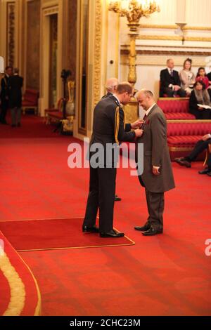 M. David Rough, de Sutton, est nommé membre de l'ordre royal de Victoria par le duc de Cambridge au palais de Buckingham. Banque D'Images