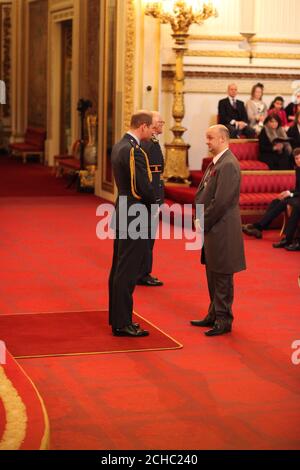 M. David Rough, de Sutton, est nommé membre de l'ordre royal de Victoria par le duc de Cambridge au palais de Buckingham. Banque D'Images