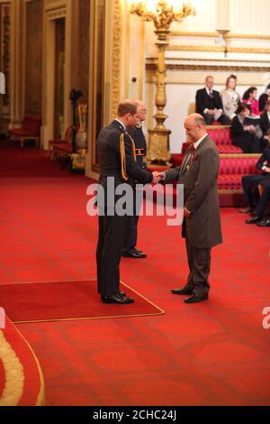 M. David Rough, de Sutton, est nommé membre de l'ordre royal de Victoria par le duc de Cambridge au palais de Buckingham. Banque D'Images