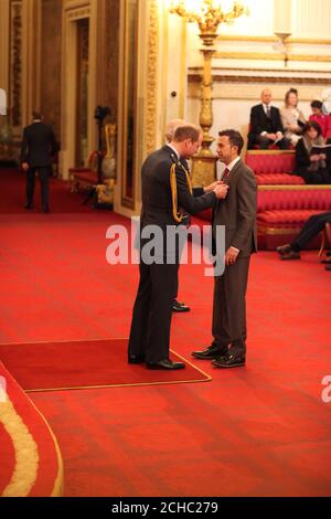 M. Andrew Lewis, de Lydney, est nommé MBE (membre de l'ordre de l'Empire britannique) par le duc de Cambridge à Buckingham Palace. Banque D'Images