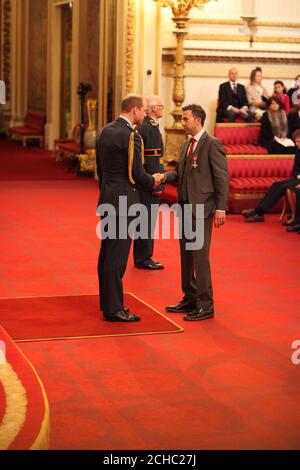 M. Andrew Lewis, de Lydney, est nommé MBE (membre de l'ordre de l'Empire britannique) par le duc de Cambridge à Buckingham Palace. Banque D'Images