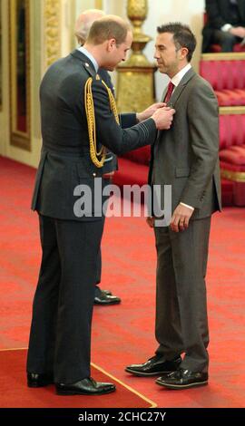 M. Andrew Lewis, de Lydney, est nommé MBE (membre de l'ordre de l'Empire britannique) par le duc de Cambridge à Buckingham Palace. Banque D'Images