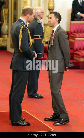 M. Andrew Lewis, de Lydney, est nommé MBE (membre de l'ordre de l'Empire britannique) par le duc de Cambridge à Buckingham Palace. Banque D'Images