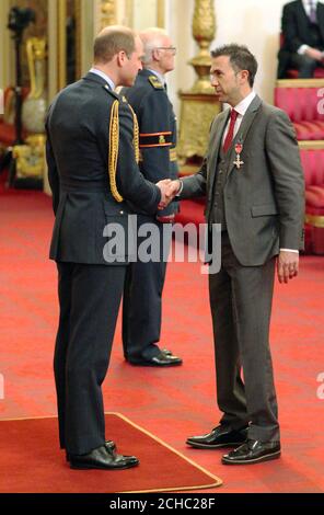 M. Andrew Lewis, de Lydney, est nommé MBE (membre de l'ordre de l'Empire britannique) par le duc de Cambridge à Buckingham Palace. Banque D'Images