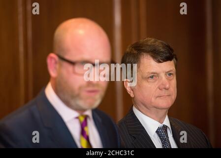 Paul Nuttall, le dirigeant de l'UKIP (à gauche), et Gerard Batten, le porte-parole du Brexit de l'UKIP, lors d'une conférence de presse pour annoncer les six tests clés du parti pour le Brexit, à l'hôtel Marriott County Hall, Westminster, Londres. APPUYEZ SUR ASSOCIATION photo. Date de la photo: Lundi 27 mars 2017. Le crédit photo devrait se lire comme suit : Dominic Lipinski/PA Wire Banque D'Images