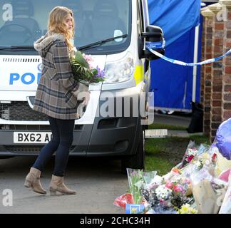 Lydia Wilkinson, la fille des victimes de coups de couteau Peter et Tracey Wilkinson, voit des hommages floraux avant de déposer des fleurs dans sa maison familiale de Stourbridge, West Midlands. Banque D'Images