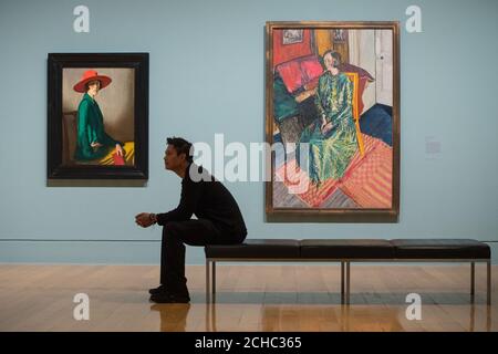 Un visiteur voit « Lady with a Red Hat » par William Strang, (à gauche) et « Dame Edith Sitwell » par Alvaro Guevara, lors d'un appel photo au Tate Britain à Londres pour leur exposition Quier British Art 1861 -1967. Banque D'Images