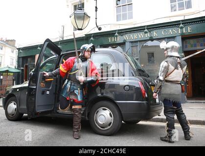 Lewis Copson (à droite) et Sam Wall habillés comme Chevaliers devant le pub du château de Warwick à Londres, pour célébrer le lancement de l'attraction Live les guerres des Roses qui commence au château de Warwick le 27 mai. Banque D'Images