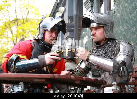 Lewis Copson (à droite) et Sam Wall habillés comme Chevaliers devant le pub du château de Warwick à Londres, pour célébrer le lancement de l'attraction Live les guerres des Roses qui commence au château de Warwick le 27 mai. Banque D'Images