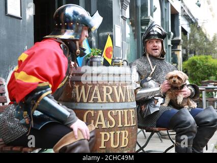 Lewis Copson (à droite) et Sam Wall habillés comme Chevaliers devant le pub du château de Warwick à Londres, pour célébrer le lancement de l'attraction Live les guerres des Roses qui commence au château de Warwick le 27 mai. Banque D'Images