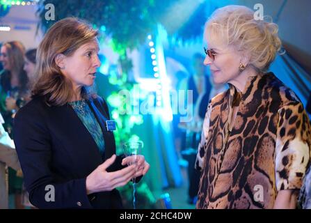 UTILISATION ÉDITORIALE SEULEMENT la princesse Michael de Kent (à droite) et la conservatrice Heather Koldewey, participent au gala annuel de collecte de fonds de la Zoological Society of London, Safari in the City, au zoo de Londres ZSL. Banque D'Images