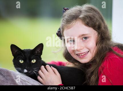 EMBARQUEMENT À 0001 LUNDI 5 JUIN USAGE ÉDITORIAL EXCLUSIF Faith Downey, 11 ans, de Portatown, Irlande du Nord avec son chat Mittens, qui a été nommé dans la catégorie « Furr-Ever Friends » dans cette année, Cats protection's National Cat Awards, sponsorisé par Purina. Banque D'Images