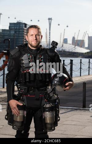 L'inventeur britannique Richard Browning, connu sous le nom de « The & acirc »;€˜Real-Life Iron Man&acirc;€™, présente sa combinaison de vol propulsée par un jet dans le cadre de la London Tech week à Victoria Dock Square, Londres. Banque D'Images