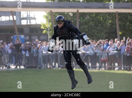 USAGE ÉDITORIAL SEUL l'inventeur britannique Richard Browning, connu sous le nom de « Real-Life Iron Man », présente sa combinaison de vol à jet dans le cadre de la London Tech week à Victoria Dock Square, Londres. Banque D'Images