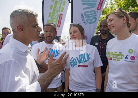 USAGE ÉDITORIAL SEUL le maire de Londres, Sadiq Khan, parle aux marcheurs (gauche-droite) Mohammad Zaman et Courtney Ireland, et Lindsey Brummitt, directrice du programme Big Lunch, lors de la grande grande promenade au parc olympique Queen Elizabeth, Londres, Qui fait partie de l'événement Grand ensemble marquant l'anniversaire de la mort du député JO Cox. Banque D'Images