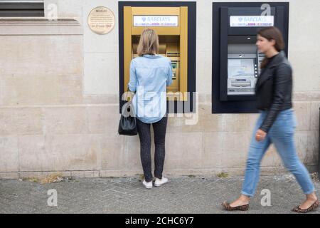 Barclays dévoile un guichet automatique d'or à sa succursale d'Enfield à Londres pour commémorer le 50e anniversaire de la première machine à billets au monde, installée par la banque sur le même site le 27 juin 1967. Banque D'Images