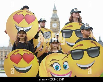 USAGE ÉDITORIAL SEULS les fans d'Emoji se réunissent au St Thomas Hospital Garden de Londres dans le cadre d'un effort mondial visant à établir le record mondial du plus grand rassemblement de personnes vêtues d'emoji face à la Journée mondiale d'Emoji le 17 juillet. Banque D'Images