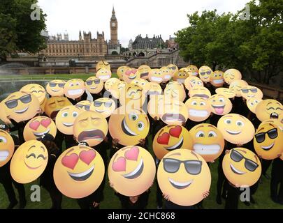 USAGE ÉDITORIAL SEULS les fans d'Emoji se réunissent au St Thomas Hospital Garden de Londres dans le cadre d'un effort mondial visant à établir le record mondial du plus grand rassemblement de personnes vêtues d'emoji face à la Journée mondiale d'Emoji le 17 juillet. Banque D'Images