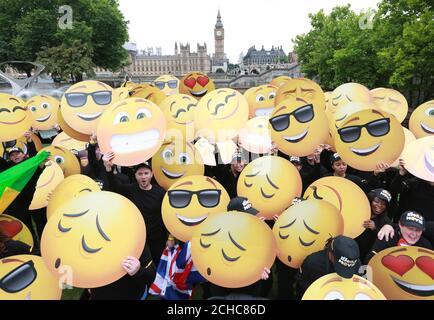 USAGE ÉDITORIAL SEULS les fans d'Emoji se réunissent au St Thomas Hospital Garden de Londres dans le cadre d'un effort mondial visant à établir le record mondial du plus grand rassemblement de personnes vêtues d'emoji face à la Journée mondiale d'Emoji le 17 juillet. Banque D'Images