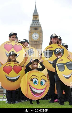 USAGE ÉDITORIAL SEULS les fans d'Emoji se réunissent au St Thomas Hospital Garden de Londres dans le cadre d'un effort mondial visant à établir le record mondial du plus grand rassemblement de personnes vêtues d'emoji face à la Journée mondiale d'Emoji le 17 juillet. Banque D'Images