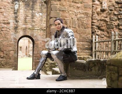 Sous l'embargo du 0001 mercredi 19 juillet USAGE ÉDITORIAL SEULEMENT la médaillée d'or double olympique Victoria Pendleton apprend à jouer dans le cadre du lancement de la saison médiévale des chevaliers du patrimoine anglais, au château de Kenilworth, dans le Warwickshire. Banque D'Images