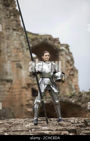 UTILISATION ÉDITORIALE SEULEMENT la médaillée d'or double olympique Victoria Pendleton apprend à jouer dans le cadre du lancement de la saison médiévale des chevaliers du patrimoine anglais, au château de Kenilworth, dans le Warwickshire. Banque D'Images