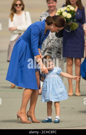 La duchesse de Cambridge marche avec la princesse Charlotte alors qu'ils partent de l'aéroport de Chopin, à Varsovie, le troisième jour de leur excursion de cinq jours en Pologne et en Allemagne. APPUYEZ SUR ASSOCIATION photo. Date de la photo: Mercredi 19 juillet 2017. Voir PA Story ROYAL Cambridge. Le crédit photo devrait se lire comme suit : Dominic Lipinski/PA Wire Banque D'Images