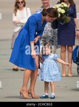 La duchesse de Cambridge marche avec la princesse Charlotte alors qu'ils partent de l'aéroport de Chopin, à Varsovie, le troisième jour de leur excursion de cinq jours en Pologne et en Allemagne. APPUYEZ SUR ASSOCIATION photo. Date de la photo: Mercredi 19 juillet 2017. Voir PA Story ROYAL Cambridge. Le crédit photo devrait se lire comme suit : Dominic Lipinski/PA Wire Banque D'Images