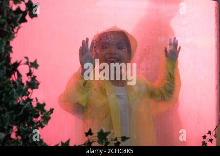 SOUMIS À L'EMBARGO du 0001 LUNDI 24 JUILLET USAGE ÉDITORIAL SEUL Harleen de Vera, âgée de 6 ans, de Romford, bénéficie du nuage de fruits dans la future Forest, une expérience immersive créée par Bompas & amp; Parr à Westfield Stratford City à Londres. Banque D'Images
