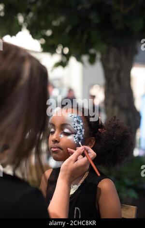 EMBARQUEMENT À 0001 LUNDI 24 JUILLET USAGE ÉDITORIAL SEUL Ilwaad Ahme, âgée de 9 ans, de Bow, voit son visage peint dans la future Forest, une expérience immersive créée par Bompas & Parr à Westfield Stratford City à Londres. Banque D'Images