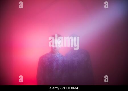 SOUMIS À L'EMBARGO du 0001 LUNDI 24 JUILLET, UTILISATION ÉDITORIALE UNIQUEMENT Sam Bompas (à gauche) et Harry Parr dans la partie fruit Cloud de la future Forest, une expérience immersive créée par Bompas & amp; Parr à Westfield Stratford City à Londres. Banque D'Images