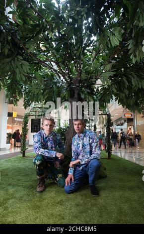 SOUMIS À L'EMBARGO du 0001 LUNDI 24 JUILLET, UTILISATION ÉDITORIALE UNIQUEMENT Sam Bompas (à gauche) et Harry Parr dans la future Forest, une expérience immersive créée par Bompas & amp; Parr à Westfield Stratford City à Londres. Banque D'Images