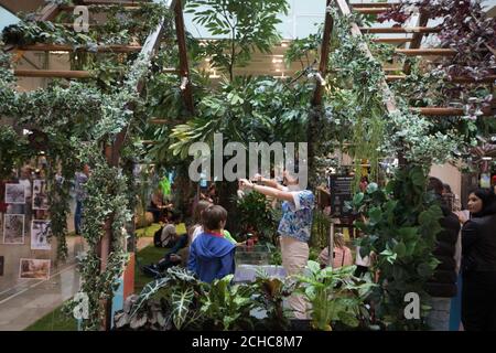 LE LUNDI 24 JUILLET 0001, NOUS NOUS SOMMES MIS EN SUSPENS POUR LE lundi   JUILLET. NOUS N'UTILISONS QUE LA future Forest, une expérience immersive créée par Bompas & amp; Parr à Westfield Stratford City à Londres. Banque D'Images