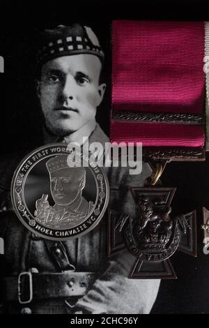 SOUS L'EMBARGO DU 0001 LUNDI 31 JUILLET, LA RÉDACTION UTILISE UNIQUEMENT UNE pièce commémorative de 5 livres, qui rend hommage au capitaine Noel Chavasse, héros de la première Guerre mondiale, dévoilé par la monnaie royale au Musée impérial de la guerre de Londres, aux côtés de sa Croix de Victoria, qui fait partie de la collection Lord Ashcroft. Banque D'Images