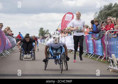 UTILISATION ÉDITORIALE SEULEMENT la championne paralympique double, Jonnie Peacock (à droite), participe à la série Tri de npower Superhero à Eton Dorney, dans le Buckinghamshire. Banque D'Images