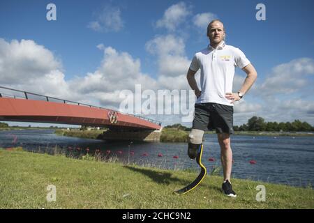 UTILISATION ÉDITORIALE SEULEMENT la championne paralympique double, Jonnie Peacock, participe à la série Tri de npower Superhero à Eton Dorney, Buckinghamshire. Banque D'Images