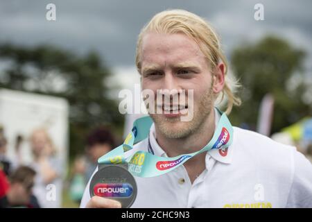 UTILISATION ÉDITORIALE SEULEMENT la championne paralympique double, Jonnie Peacock, participe à la série Tri de npower Superhero à Eton Dorney, Buckinghamshire. Banque D'Images