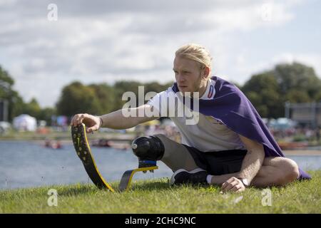 UTILISATION ÉDITORIALE SEULEMENT la championne paralympique double, Jonnie Peacock, participe à la série Tri de npower Superhero à Eton Dorney, Buckinghamshire. Banque D'Images