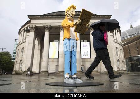 Une construction en briques LEGO unique du personnage « Charlie », de Charlie et de la chocolaterie de la bibliothèque centrale de Manchester, pour célébrer le jour de Roald Dahl qui marque l'anniversaire des conteurs le 13 septembre. Banque D'Images