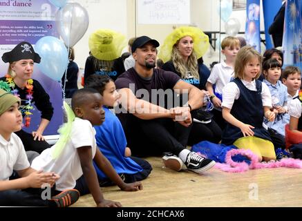 Ashley Banjo (au centre) accueille un atelier de danse avec des enfants de l'école primaire de Chisenhale dans le cadre du programme Fit to Dance en prévision de l'arrivée de Disney on Ice au Royaume-Uni cet automne. ASSOCIATION DE PRESSE. Date de la photo: Mercredi 13 2017 septembre. Disney on Ice présente ÔPassport to Adventure' qui présente le Roi Lion, la petite Sirène, Frozen et Peter Pan. Chaque spectacle commence par un pré-spectacle Fit to Dance qui invite le public à se réchauffer avec les personnages de Zootropolis avant le début du patinage. Le spectacle sera en tournée au Royaume-Uni du 22 septembre au 30 décembre en visite à Glasgow, Banque D'Images