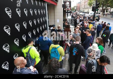 A USAGE ÉDITORIAL, SEULS les clients font la file d'attente à l'extérieur d'une succursale de KFC à Gloucester Road à Londres pour essayer le &Ocirc;Double Down&Otilde; un hamburger sans pain qui contient deux filets de poulet recettes originaux et qui sera en vente au Royaume-Uni pendant 6 semaines seulement à partir du 9 octobre. Banque D'Images