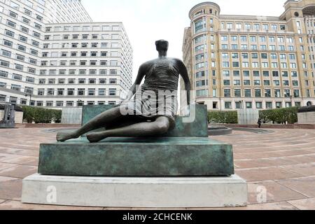 UTILISATION ÉDITORIALE SEULEMENT la femme drapée de Henry Moore assis à Cabot Square à Canary Wharf, comme l'œuvre fait un retour à l'East End de Londres. Banque D'Images