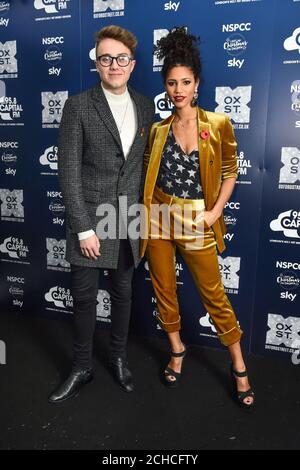 Roman Kemp et Vick Hope de la capitale, aux feux de Noël d'Oxford Street s'allument dans le centre de Londres, en partenariat avec la campagne « illuminer Noël pour les enfants » de la NSCPCC. Banque D'Images