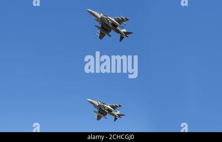 Des avions de combat militaires armés modernes flotent en formation dans le ciel. Banque D'Images