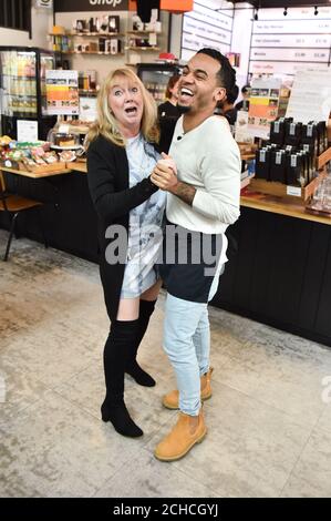 SOUS EMBARGO À 0001 MARDI 21 NOVEMBRE USAGE ÉDITORIAL SEUL Aston Merrygold rencontre la cliente Sandra Fisher dans un café à Victoria, Londres, en association avec Mentos pour célébrer la Journée mondiale Hello, qui est le mardi 21 novembre ÊPRESS ASSOCIATION. Photo. Date de publication : lundi 20 novembre 2017. Le crédit photo devrait se lire: Matt Crossick/PA Wire Banque D'Images