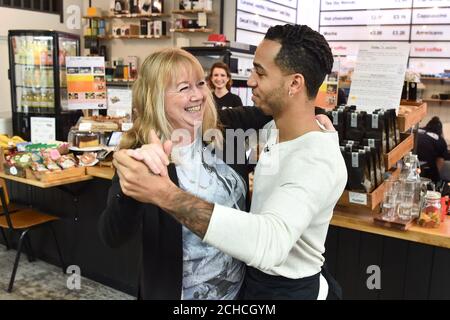 SOUS EMBARGO À 0001 MARDI 21 NOVEMBRE USAGE ÉDITORIAL SEUL Aston Merrygold rencontre la cliente Sandra Fisher dans un café à Victoria, Londres, en association avec Mentos pour célébrer la Journée mondiale Hello, qui est le mardi 21 novembre ÊPRESS ASSOCIATION. Photo. Date de publication : lundi 20 novembre 2017. Le crédit photo devrait se lire: Matt Crossick/PA Wire Banque D'Images