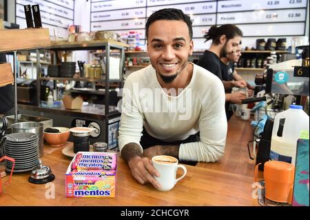 SOUS EMBARGO À 0001 MARDI 21 NOVEMBRE USAGE ÉDITORIAL SEUL Aston Merrygold rencontre des clients de café à Victoria, Londres, en association avec Mentos pour célébrer la Journée mondiale Hello, qui est le mardi 21 novembre ÊPRESS ASSOCIATION. Photo. Date de publication : lundi 20 novembre 2017. Le crédit photo devrait se lire: Matt Crossick/PA Wire Banque D'Images