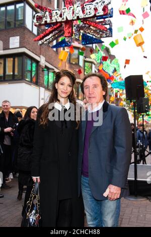 USAGE ÉDITORIAL SEULEMENT Lauren Gold, fille de feu Warren Gold, et batteur de rock Kenney Jones, photographié après le dévoilement d'une plaque pour célébrer l'emblématique boutique Lord John au 43 Carnaby Street, Londres. Banque D'Images