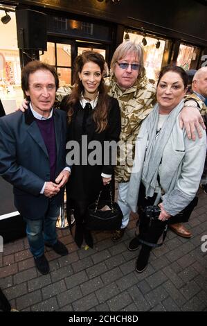 USAGE ÉDITORIAL SEULEMENT (de gauche à droite) le batteur Rock Kenney Jones, Lauren Gold, fille de Warren Gold, Terry Rawlings et Valerie Gold, après le dévoilement d'une plaque pour célébrer l'emblématique boutique Lord John au 43 Carnaby Street, Londres. Banque D'Images